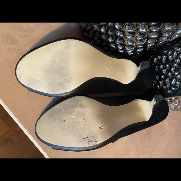 Black Pumps with Ruffles - Picture 4 of 5